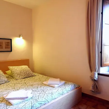 Sejour Au Pied Du Colorado Provencal, Avec Piscine * Rustrel